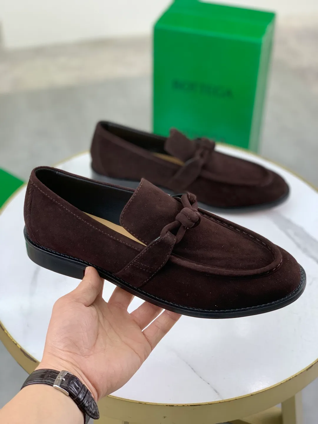 Men's shoes 💰P820 [New model] (genuine leather outsole) water-dyed cow lining 💰High-quality business couple leather shoes 💎💎💎 BOTTEGA VENETA official website synchronizes the latest top version of BV in the market, accept material comparison, shoe type comparison, process comparison, practical and textured, versatile and suitable for any occasion, the more you look at it, the more flavorful it becomes. Purely hand-knitted craftsmanship - Upper material, calfskin imported from Italy 🇮🇹 - High-quality water-dyed cowhide lining - Original private model customized leather outsole -Size: Female 35-39 (40 ordered) Male 39-44 (38 45 can be customized) Color: Multiple colors available